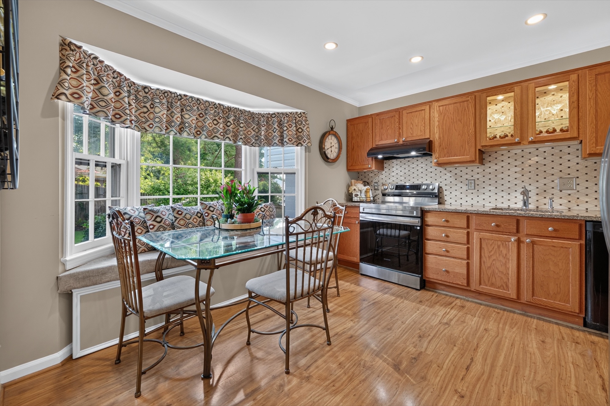 Eat-in kitchen with bay window nook